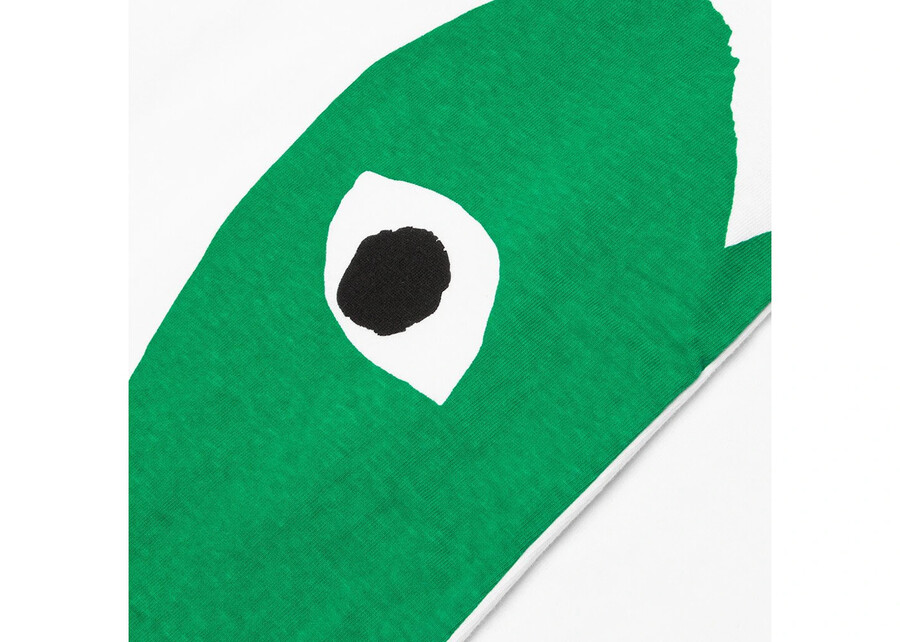camiseta cdg play con emblema verde y corazón blanca