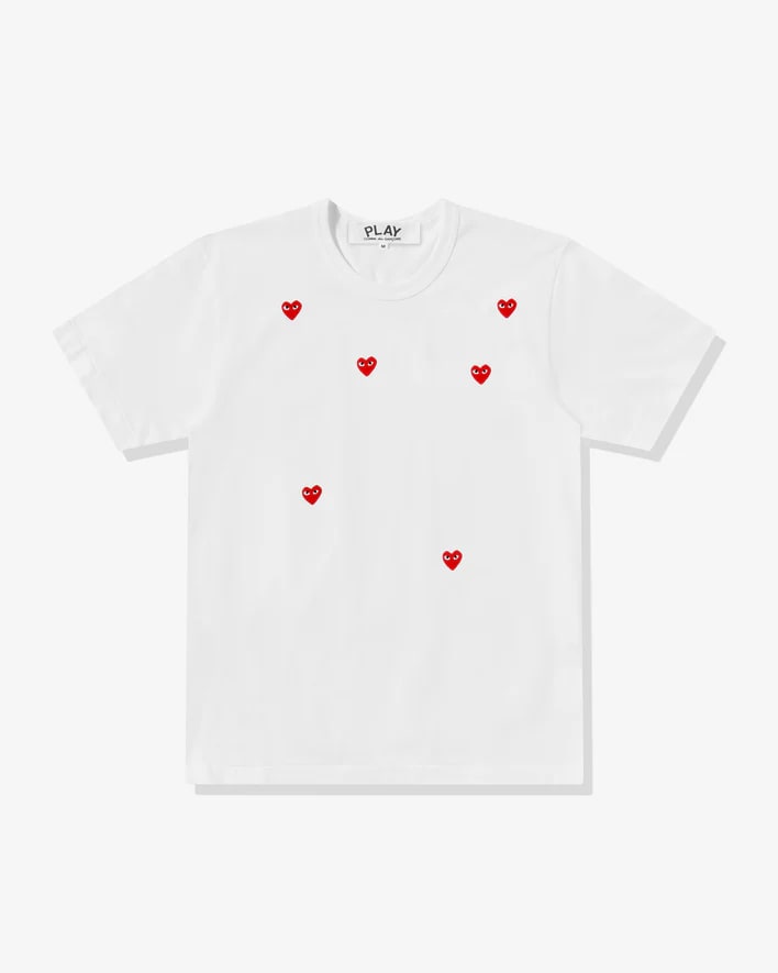 camiseta blanca con logo de corazón rojo multijugador
