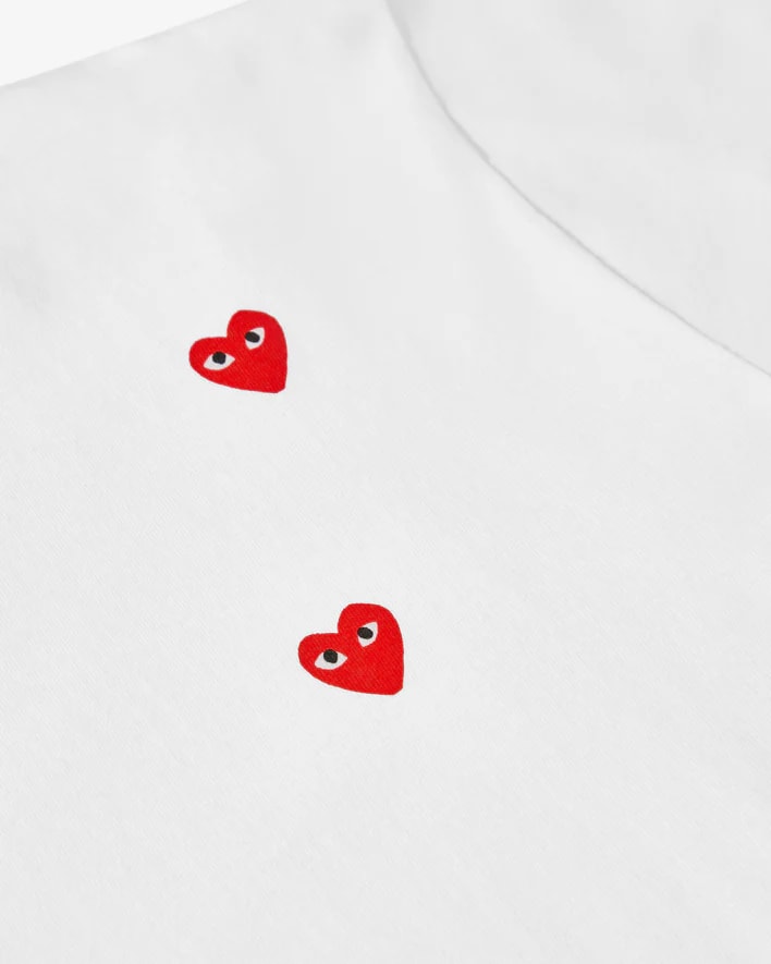 camiseta blanca con logo de corazón rojo multijugador