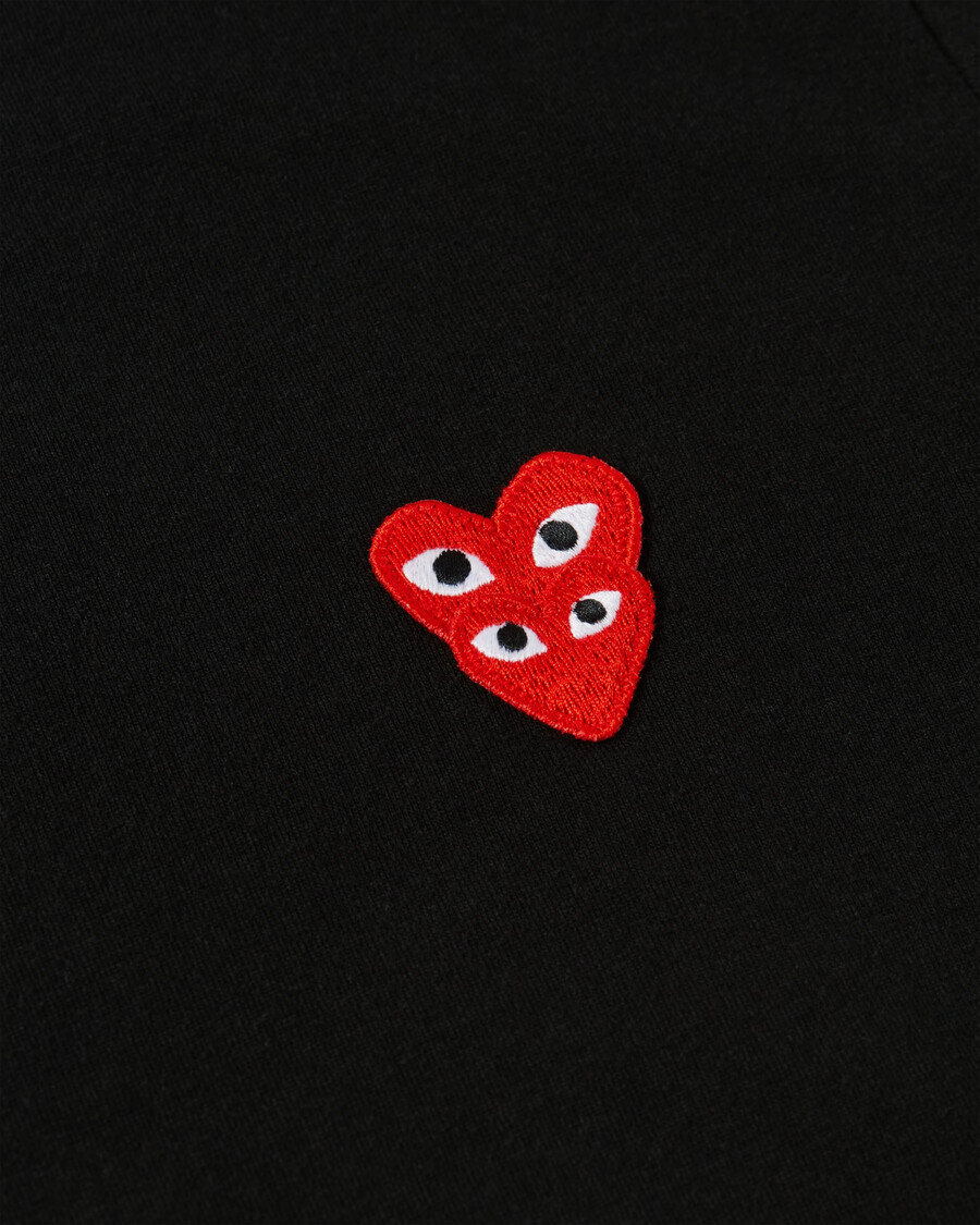 camiseta de manga larga con doble corazón rojo negra