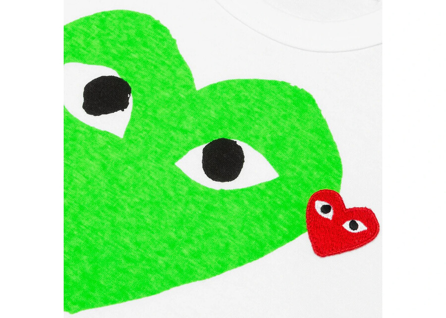 camiseta cdg play con emblema rojo y corazón blanca y verde