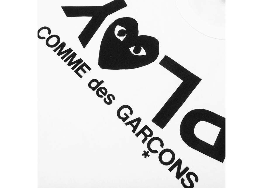camiseta blanca con texto invertido del cdg play